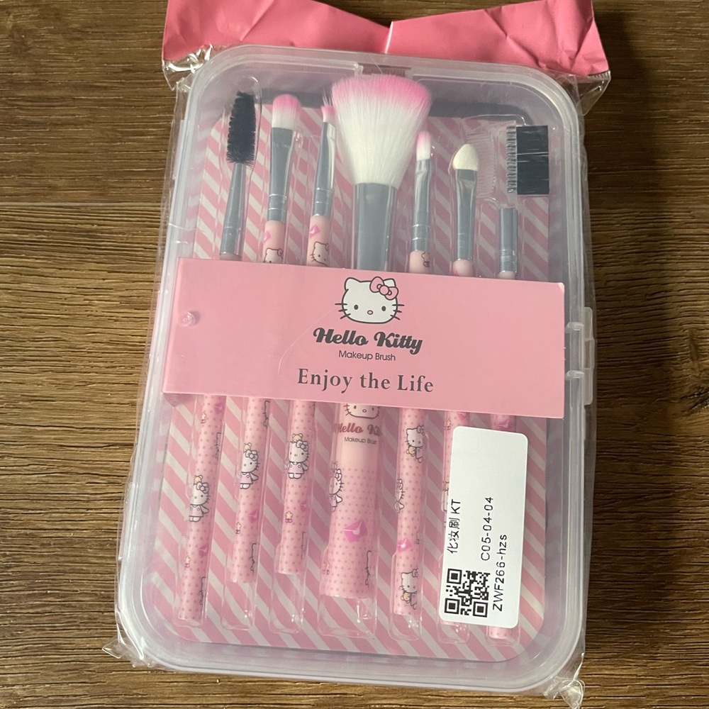 Only 1 Left! HELLO KITTY-NWT Make-Up Brush Set